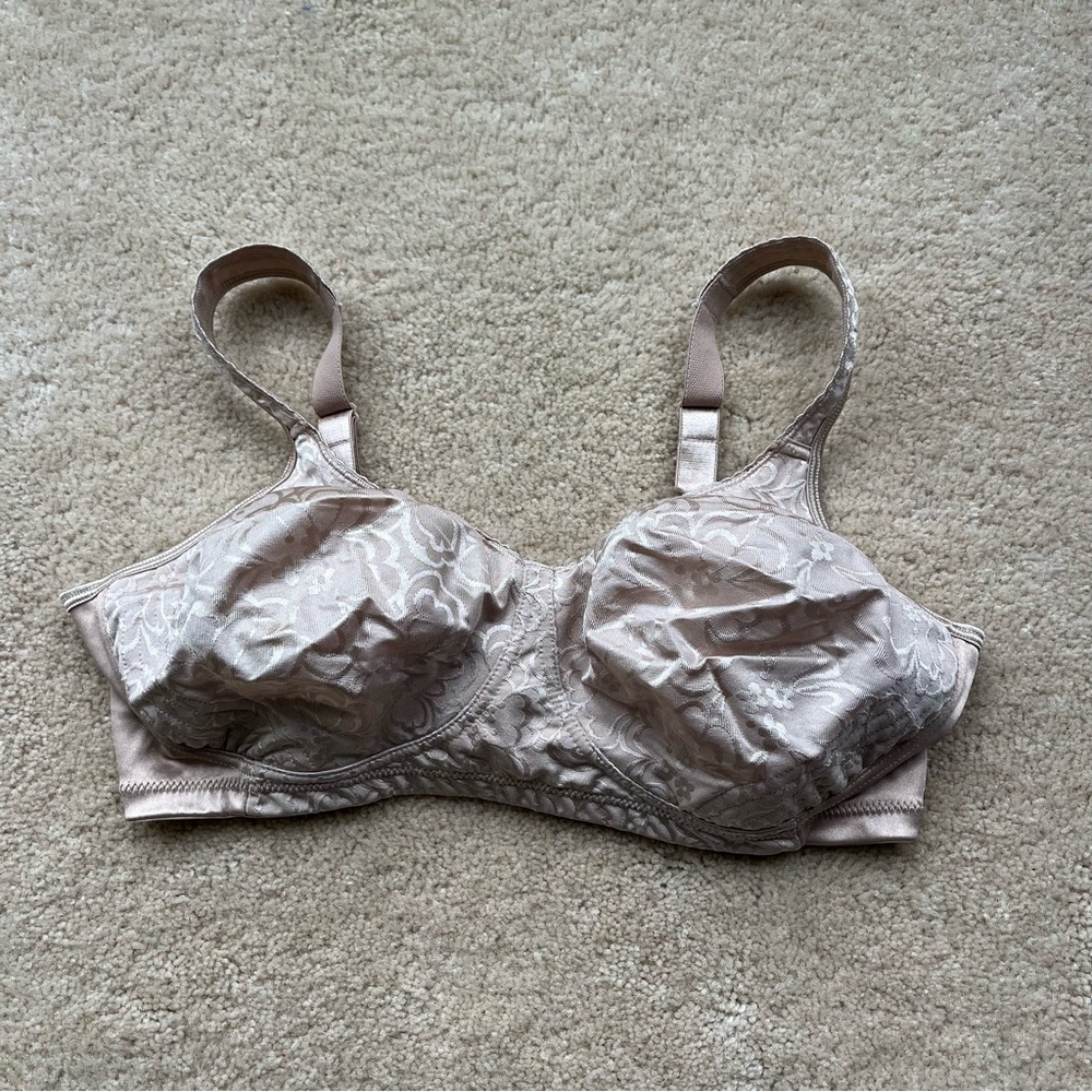 ✨Playtex Women’s Beige Full Coverage Bra #4745 - Size 42D - EUC - Wireless